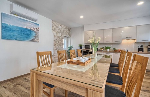 Vinisce Villa | Beach House Joy: encantadora villa frente al mar con piscina climatizada para 8 personas