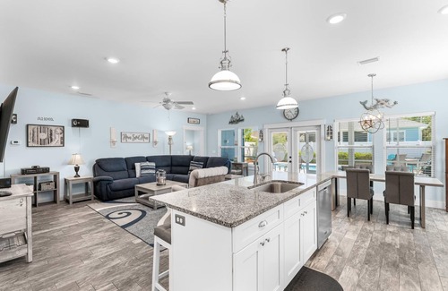 Riviera Beach Casa | Beach House - Lazee Daze by PHG