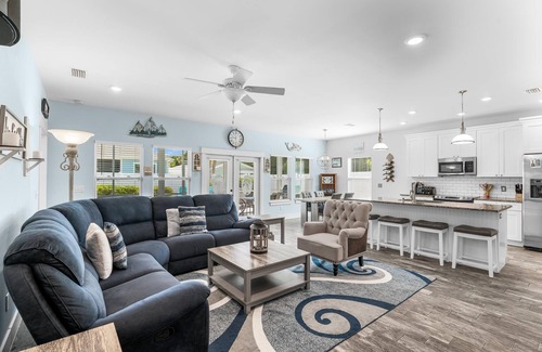 Riviera Beach Casa | Beach House - Lazee Daze by PHG