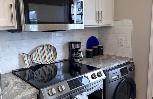 Hampton Casa | Beach House, Minutes' walk to Casino Area and the Sand, Newly Renovated.