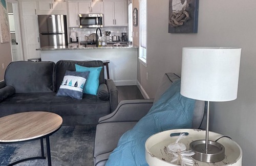 Hampton Casa | Beach House, Minutes' walk to Casino Area and the Sand, Newly Renovated.