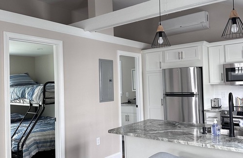Hampton Casa | Beach House, Minutes' walk to Casino Area and the Sand, Newly Renovated.