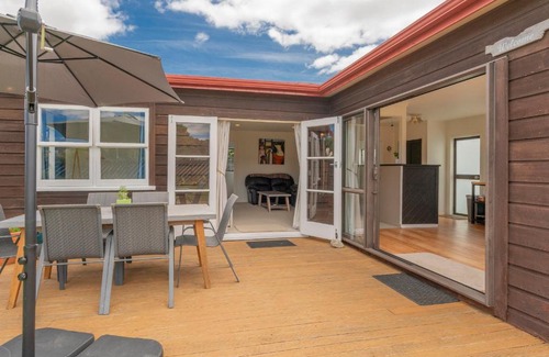 Whangamata Casa | Beach House on Hetherington - Whangamata Home