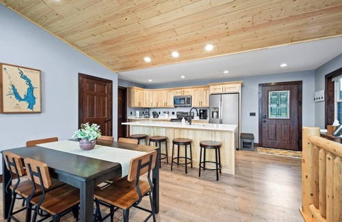 New Lisbon Casa | New Beach House on Private Lake with Game Room