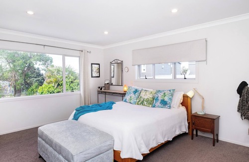 Te Awanga Casa | Beach House - pet Friendly - Ample Room for 2 Families - min 15 Night Stay