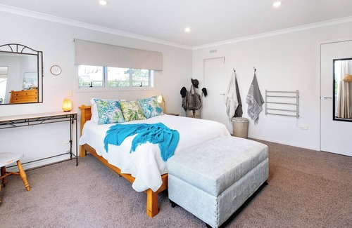 Te Awanga Casa | Beach House - pet Friendly - Ample Room for 2 Families - min 15 Night Stay
