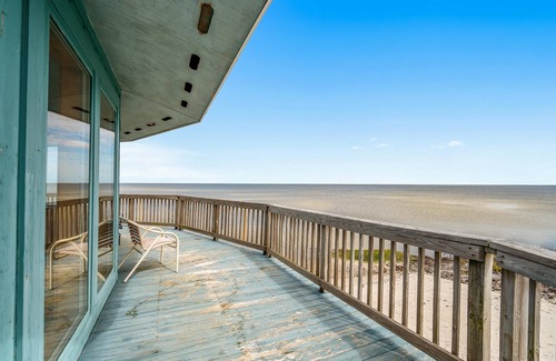 Cedar Island Casa | Beach House Privacy and Serenity by RedAwning