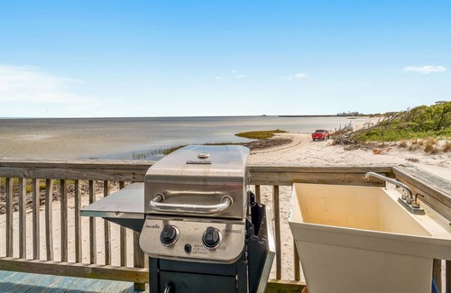 Cedar Island Casa | BEACH HOUSE -- Tranquilly - Privacy in a Round House!