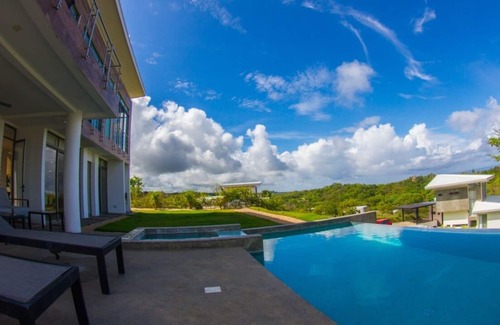 Santa Cruz Casa | Beach House w/infinity pool and jacuzzi - 8 min away from the beach!
