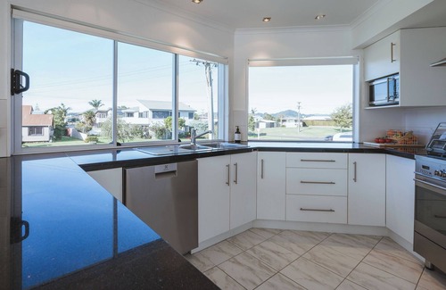 Whangamata Casa | BEACH HOUSE Whangamatā (MAX) BeachHouse incl Apartment - Waterviews