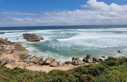 Knysna Central Casa | Beach House with DSTV & WIFI & basic housekeeping
