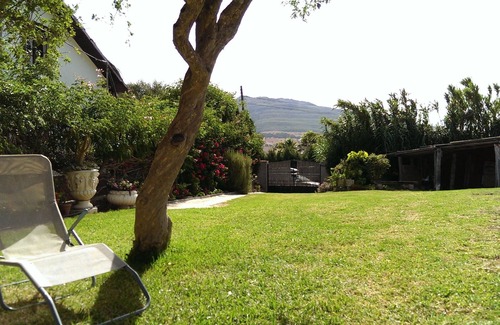 Bolonia Villa | Casa junto a la playa de valdevaqueros con amplio jardín