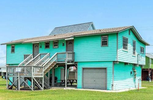 Surfside Beach Casa | Beach Hut - Half Duplex Just a Few Blocks to Sand Shore and Jetty Park