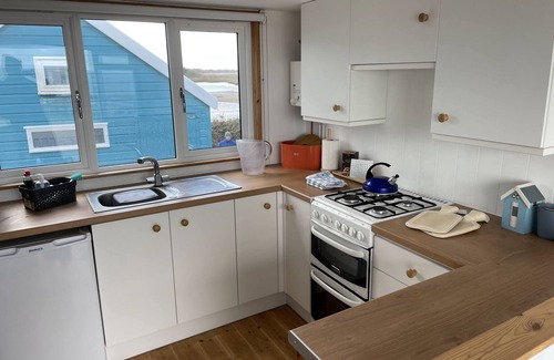 Hengistbury Head Chalet De Esquí | Beach Hut situated directly on the beach at Mudeford Spit, with an uninterrupted view across to the