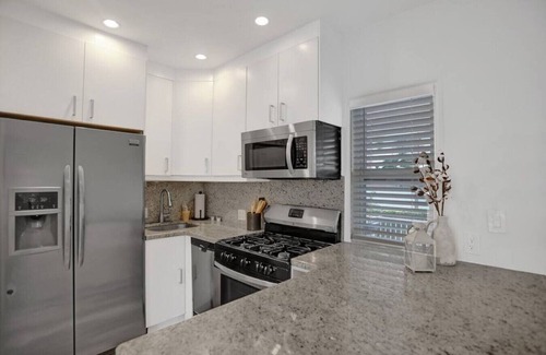 Hendricks and Venice Isles Apartamento | Beach Isles: Modern Studio Apartment in Fort Lauderdale with Patio