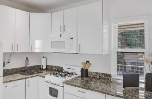 Hendricks and Venice Isles Apartamento | Beach Isles: Modern Studio Apartment in Fort Lauderdale