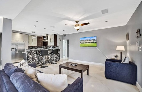 Hendricks and Venice Isles Apartamento | Beach Isles: Modern 1BR Waterfront Apartment with Patio