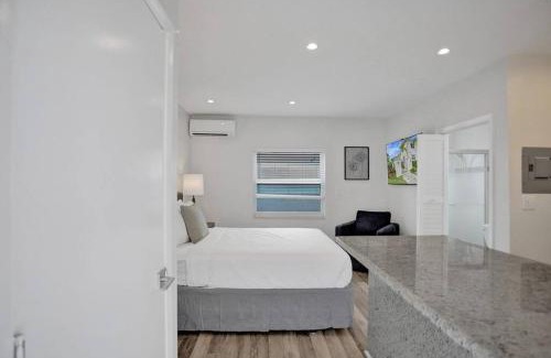 Hendricks and Venice Isles Apartamento | Beach Isles Modern Studio Apartment in Fort Lauderdale with Patio