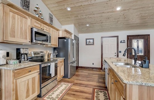 New Lisbon Casa | Beach Lake Cottage with Hot Tub