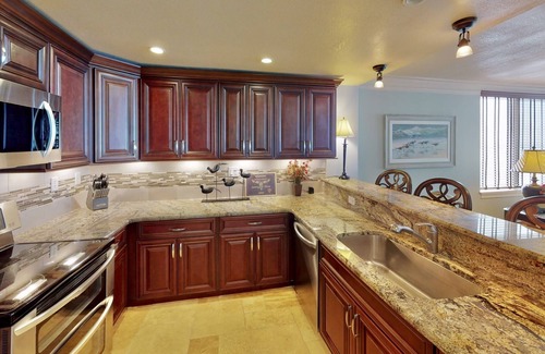 Crescent Beach Condominio | Beach Life Luxury! Condo/Lg Balcony/ Gourmet Kitchen/Free Beach Service, Pool