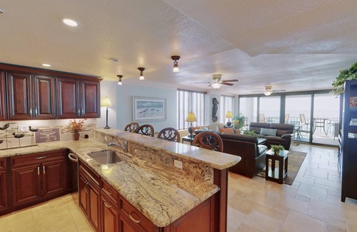 Crescent Beach Condominio | Beach Life Luxury! Condo/Lg Balcony/ Gourmet Kitchen/Free Beach Service, Pool