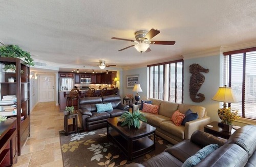 Crescent Beach Condominio | Beach Life Luxury! Condo/Lg Balcony/ Gourmet Kitchen/Free Beach Service, Pool