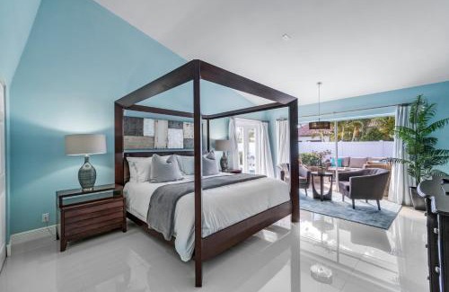 Singer Island Casa | Beach Luxury, 4B- 3B Heated Pool, Infinity Spa, Cabana with Outdoor Kitchen and TV, BBQ, Golden Tee Arcade, Walk to Beach! Sleeps 10