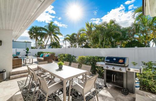 Singer Island Casa | Beach Luxury, 4B- 3B Heated Pool, Infinity Spa, Cabana with Outdoor Kitchen and TV, BBQ, Golden Tee Arcade, Walk to Beach! Sleeps 10