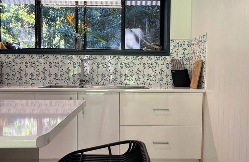 Thornton Beach Casa | beach over road, rainforest, cassowary, goanna , beach cafe, king bed , air con
