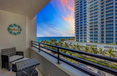 Hollywood South Central Beach Apartamento | Beach Paradise a cozy ocean view condo on the beach with free parking