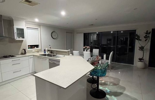 Tascott Casa | “Beach Paradise Villa | Private Garden & BBQ Area”
