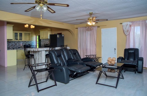 Runaway Bay Villa | Beach-Pool-Sun-family-6 bedroom getaway