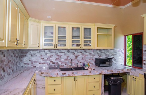 Runaway Bay Villa | Beach-Pool-Sun-family-6 bedroom getaway