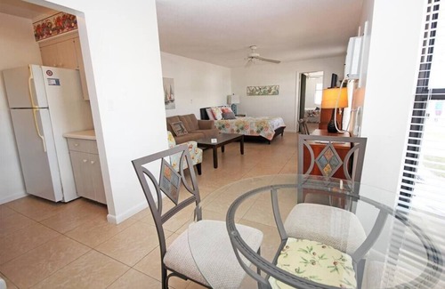 Aloha Kai Villa | Esta habitación de motel es un 2 dormitorio (s), 2 baños, ubicada en Sarasota, FL.