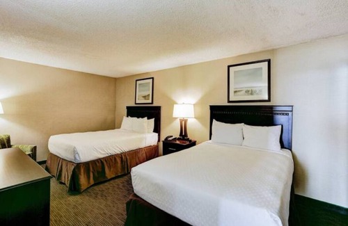 Northeast Virginia Beach Complejo | Beach Quarters Resort Oceanfront condo with Oceanfront balcony!