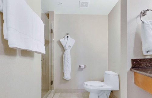 Sunny Isles Beach Complejo | Beach Resort Suite with Ocean view!
