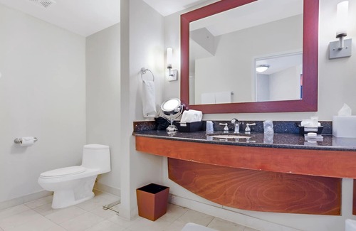 Sunny Isles Beach Complejo | Beach Resort Suite with Ocean view!