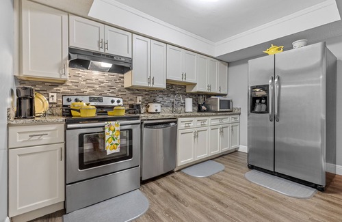 Pineapple Grove Arts District Condominio | 🌟Beach Retreat in Downtown Delray🌟King Bed 🌟Fast Wi-Fi🌟 Free Parking🌟