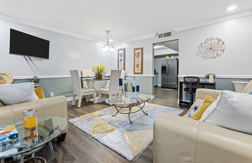 Pineapple Grove Arts District Condominio | 🌟Beach Retreat in Downtown Delray🌟King Bed 🌟Fast Wi-Fi🌟 Free Parking🌟