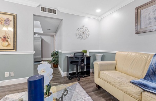 Pineapple Grove Arts District Condominio | 🌟Beach Retreat in Downtown Delray🌟King Bed 🌟Fast Wi-Fi🌟 Free Parking🌟