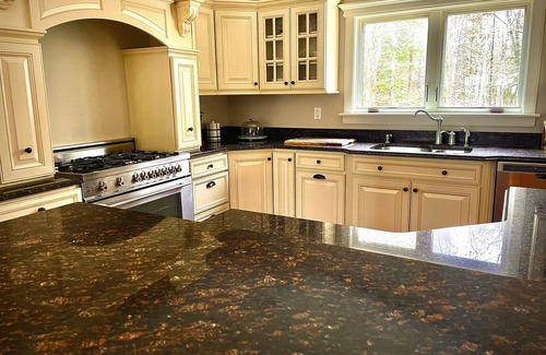 North Hampton Casa | Beach Retreat with deck and hot tub - short walk to ocean