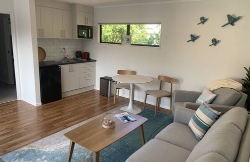 Waikanae Casa | La carretera de la playa Bach. Nueva casa de huéspedes frente a la playa