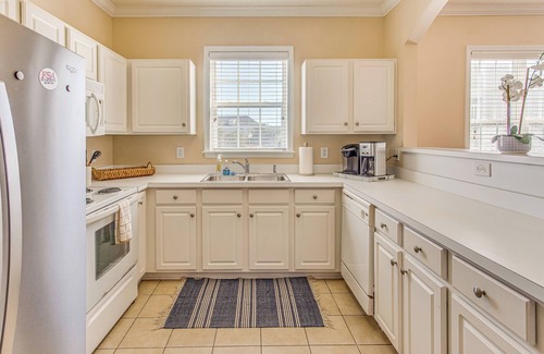 North Myrtle Beach Condominio | Beach Shuttle & Pool: North Myrtle Beach Condo!