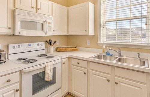 North Myrtle Beach Condominio | Beach Shuttle & Pool: North Myrtle Beach Condo!
