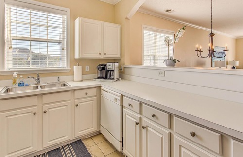North Myrtle Beach Condominio | Beach Shuttle & Pool: North Myrtle Beach Condo!