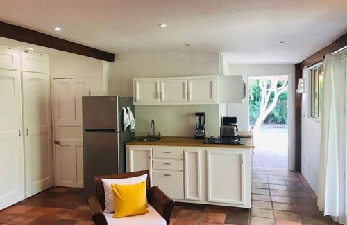 Palm Beach Estates Apartamento | Beach Studio Private yard 3 minutes walk to beach Bicycle Boogie + Surfboard