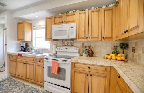 Sarasota Cabaña | Beach-Themed Cozy Cottage Close to Downtown, Beaches, Pinecraft & Legacy Trail!