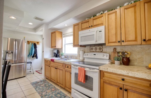 Sarasota Cabaña | Beach-Themed Cozy Cottage Close to Downtown, Beaches, Pinecraft & Legacy Trail!