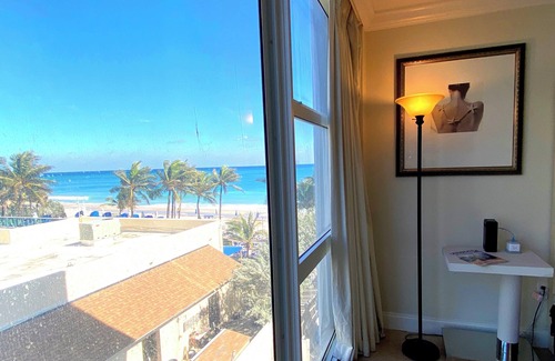 Galt Mile Apartamento | Beach vacation with pool