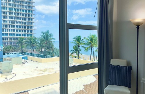 Galt Mile Apartamento | Beach vacation with pool